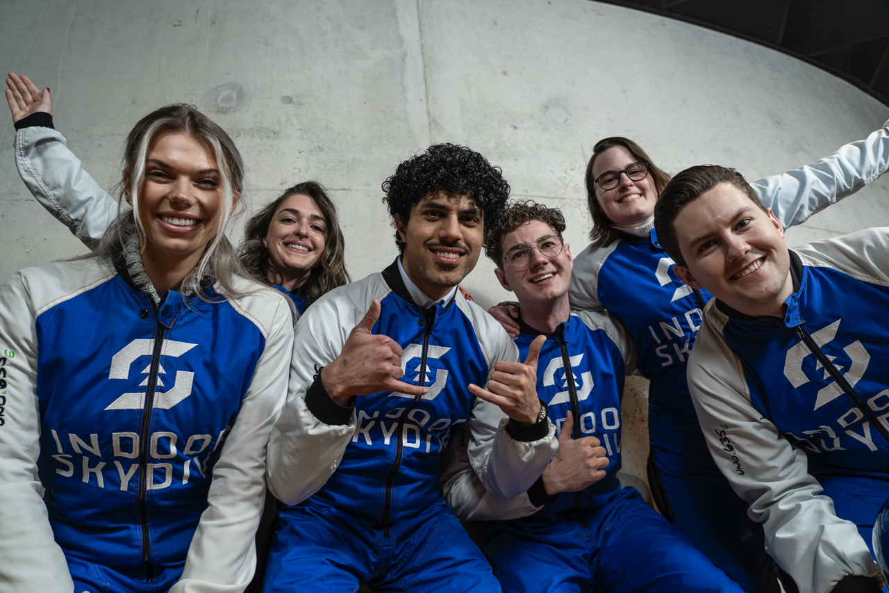 Vrolijke groep skydivers